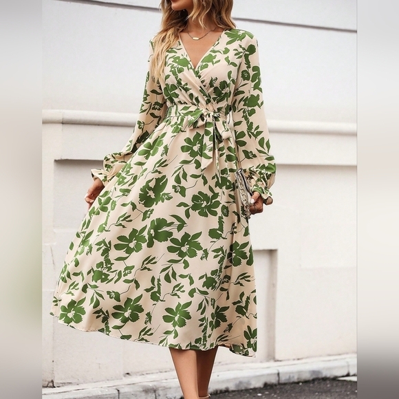 Floral Print Flare Sleeve Belted Dress - Picture 4 of 5